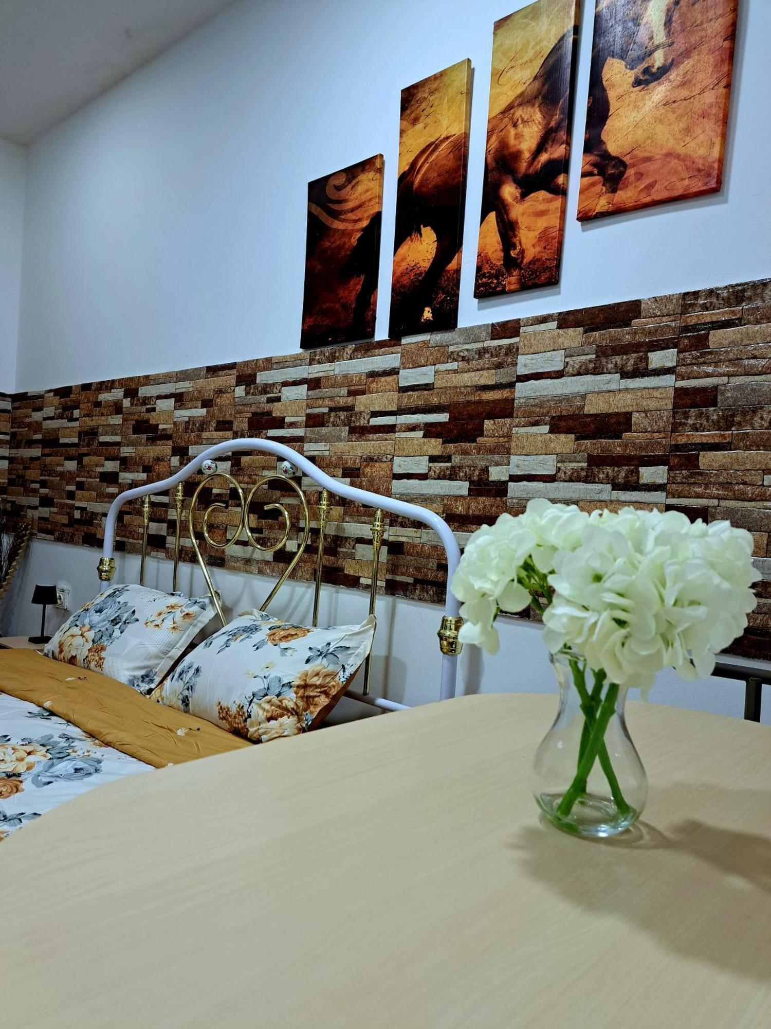 Regim Hotelier Pietonala Орадя Экстерьер фото